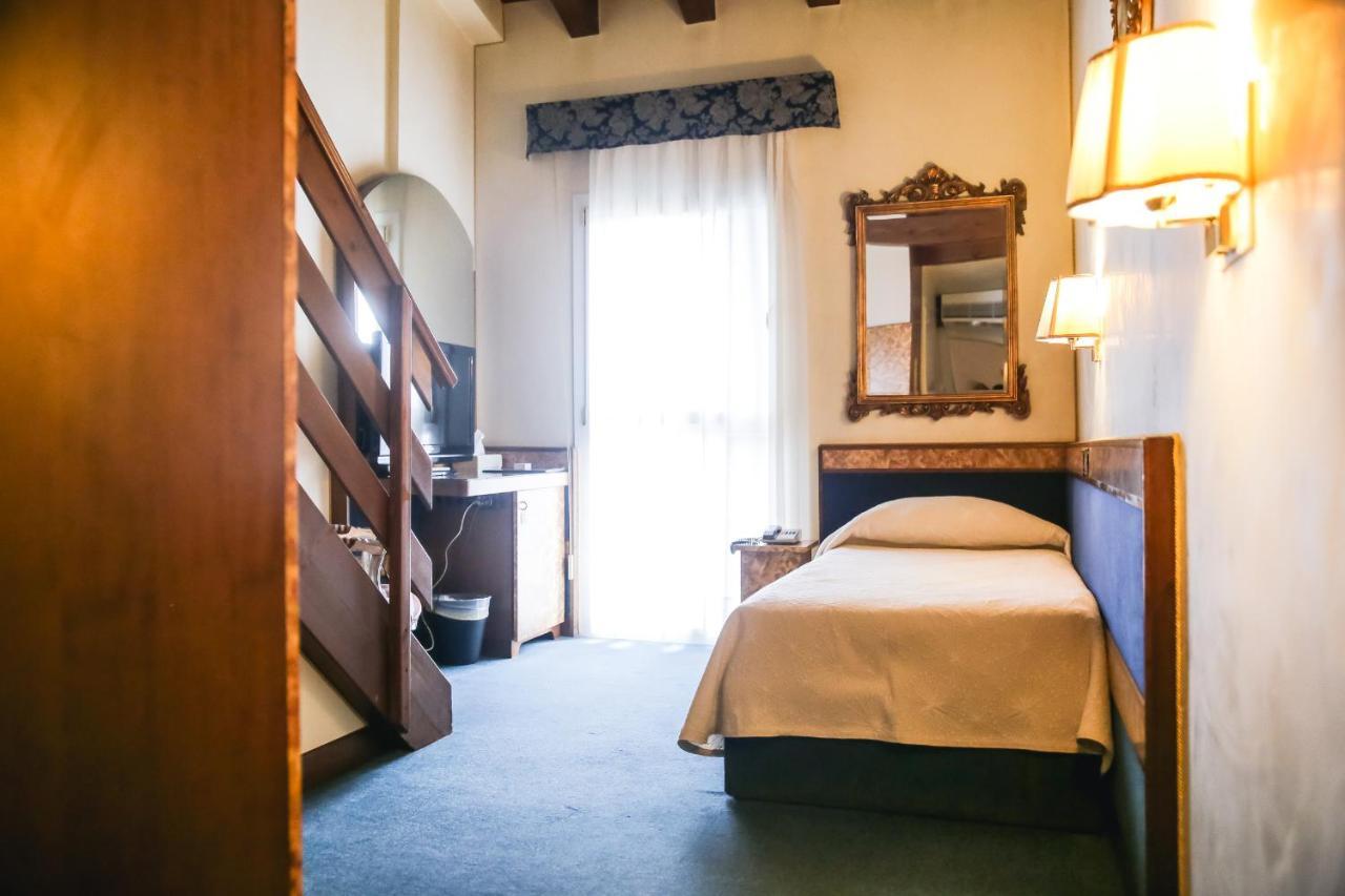 Hotel Villa Pigalle Tezze sul Brenta Kültér fotó